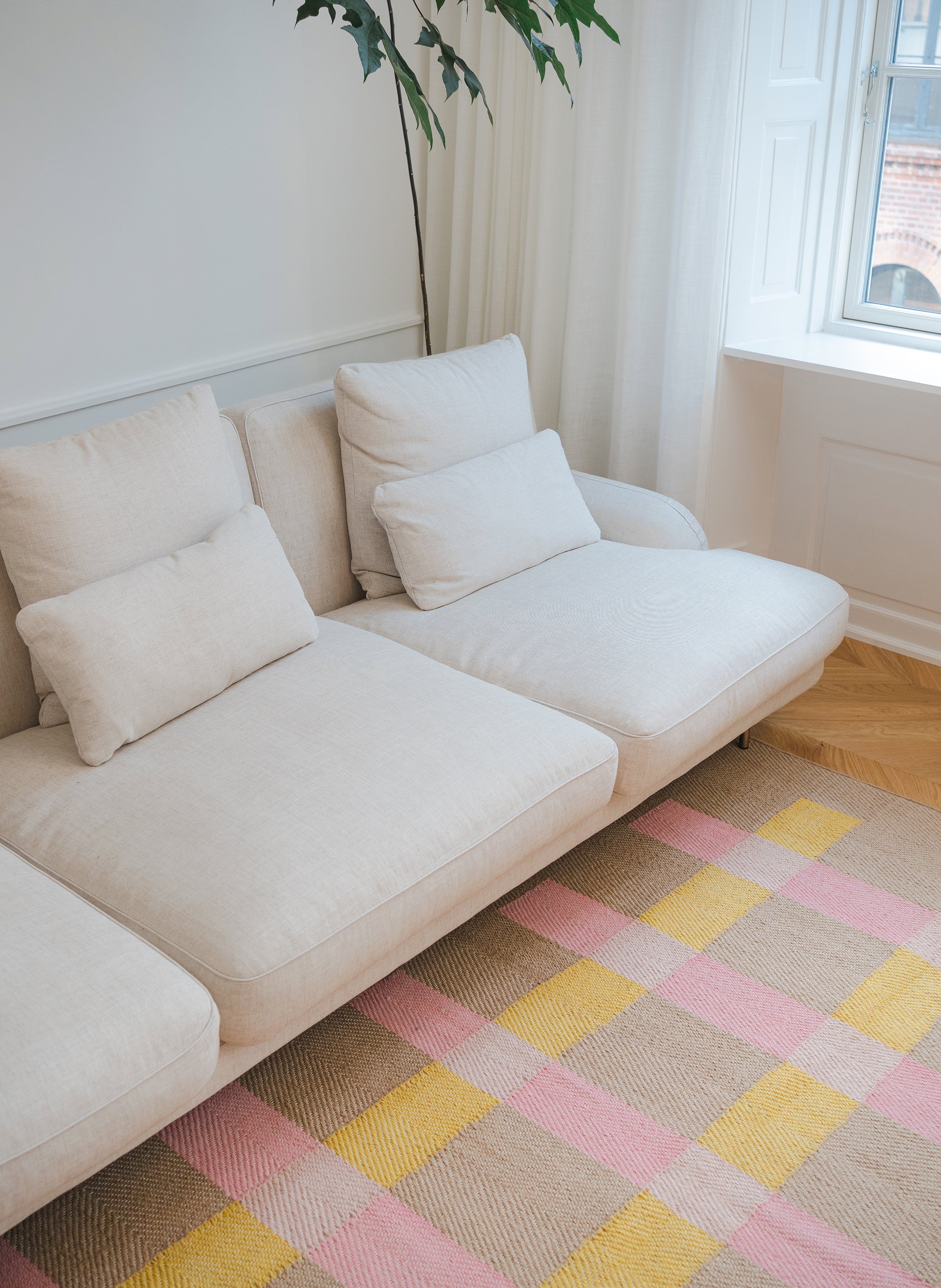 Jute Rug w. pink and yellow stripes